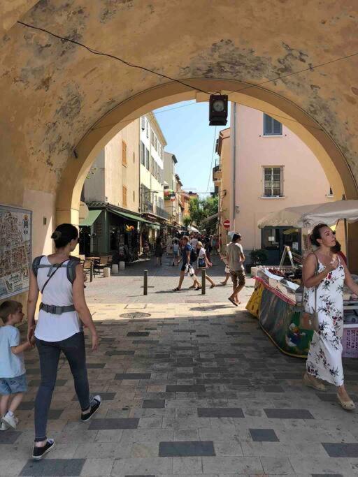 Old Antibes, One Bed App, In Front Of The Port! Appartement